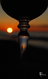 Un verre de vin au couché du soleil / A glass of wine at sunset